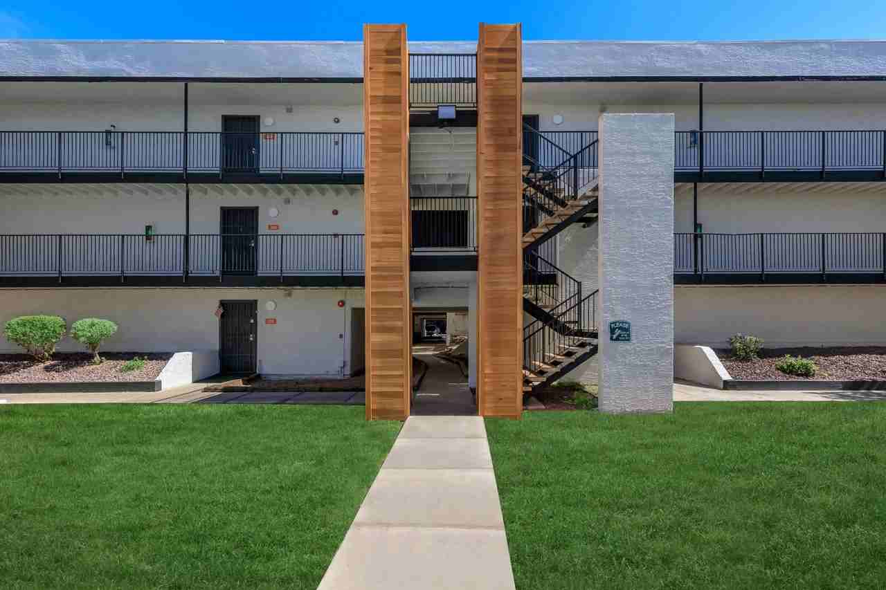 Tides on 61st - Photo 3 of 18