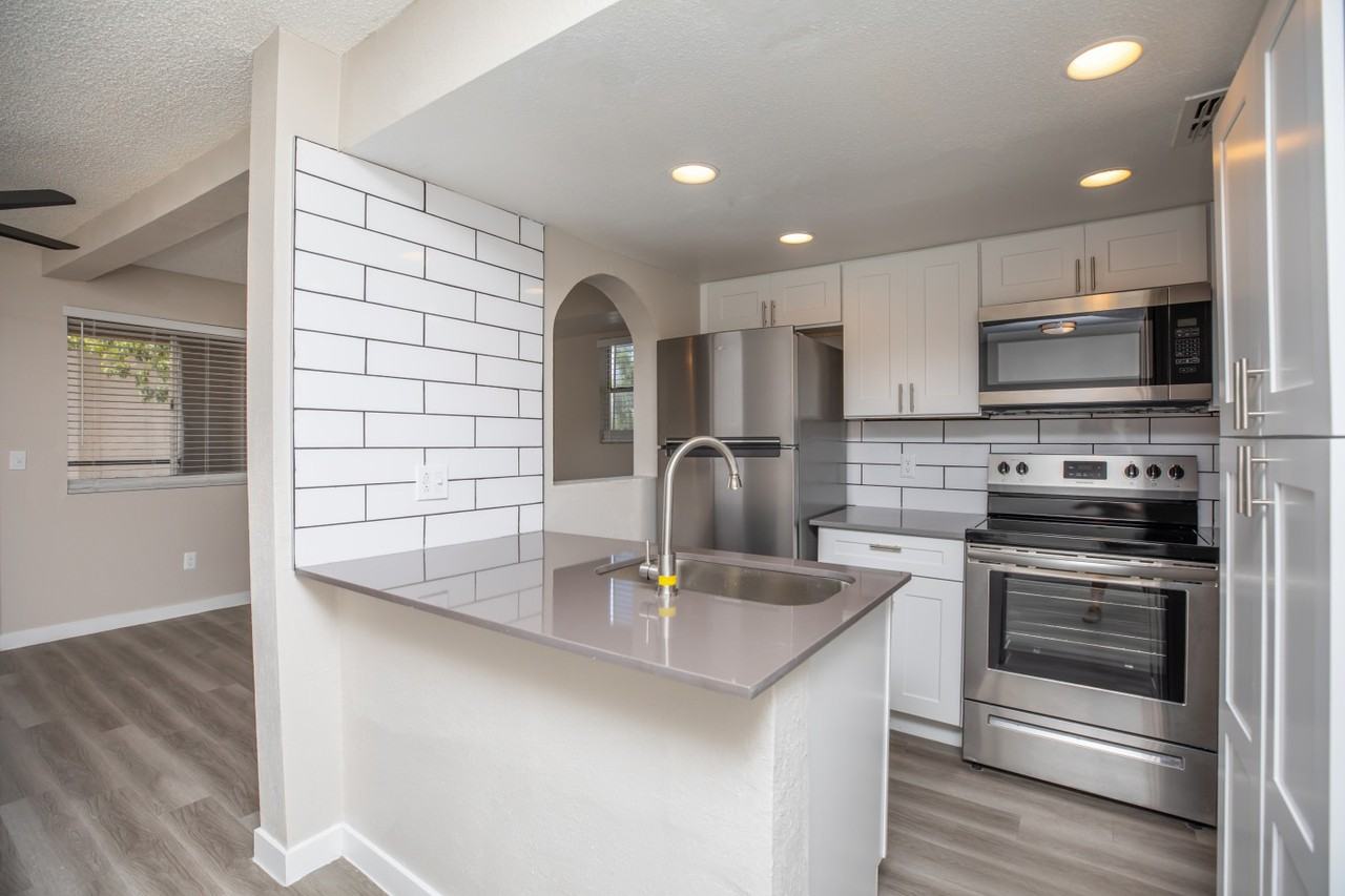 Tides at East Glendale - Photo 2 of 20