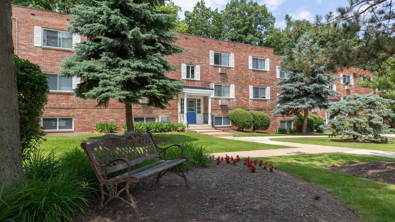 Kensington Club Apartments - Photo 2 of 24