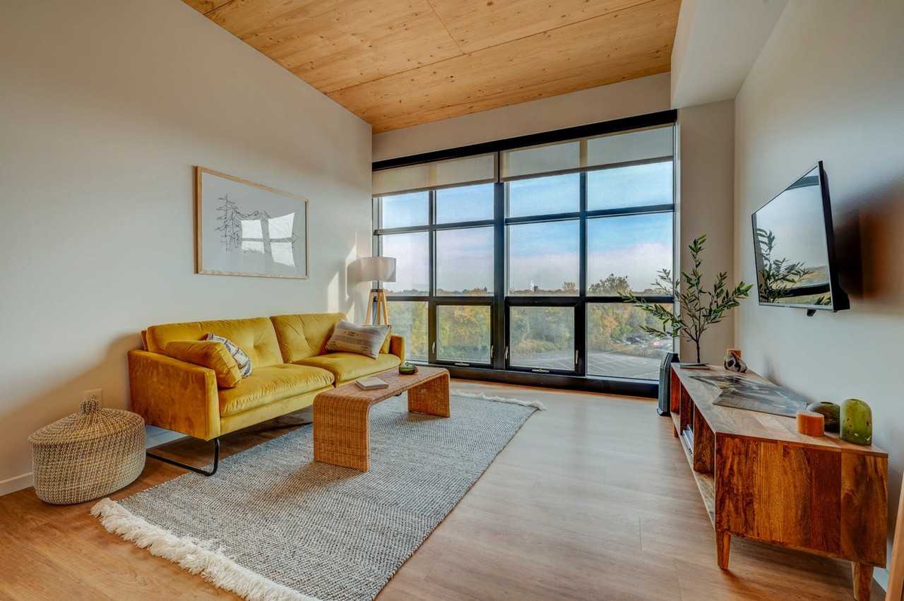 Intro - Photo 2 of 48