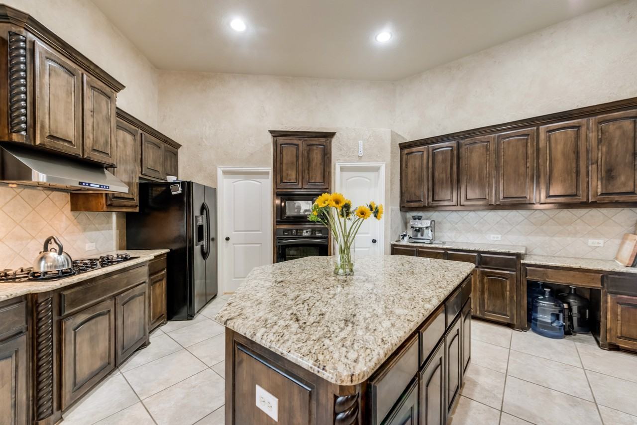 906 Hebron Dr - Photo 2 of 9