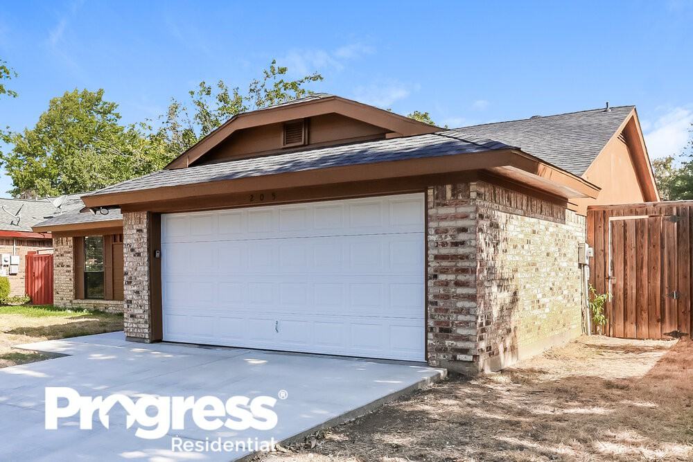 205 Kalmia Dr - Photo 3 of 16