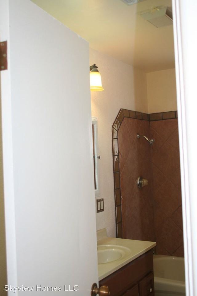 319 E 7th St - Photo 3 of 4