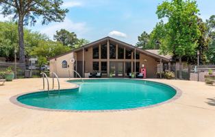 featured image of 2144 Lakeshore Dr