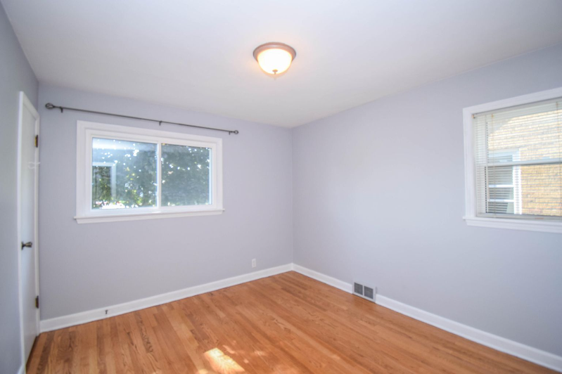 5738 N Lydell Ave - Photo 3 of 16