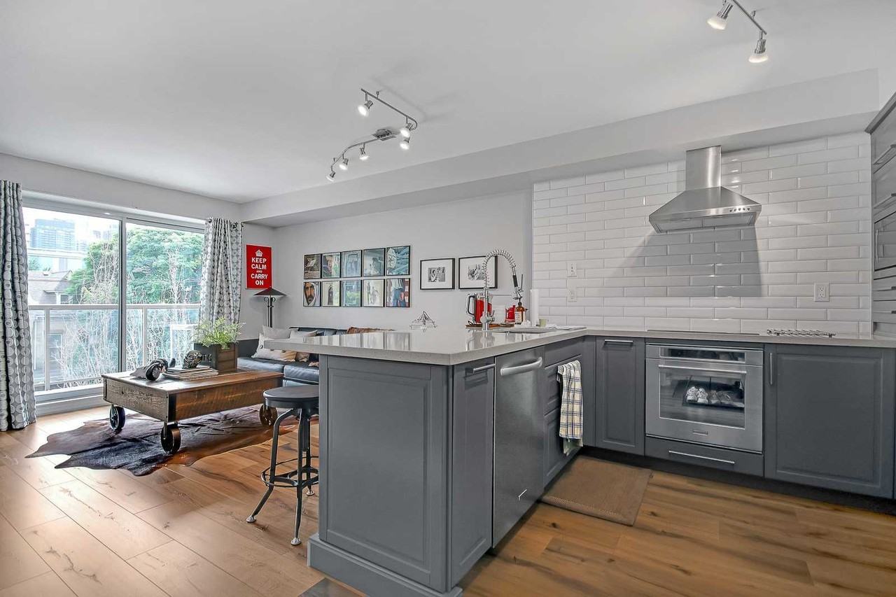 140 Bathurst Street #407