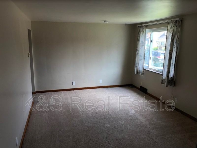 1024 2nd St - Photo 3 of 11