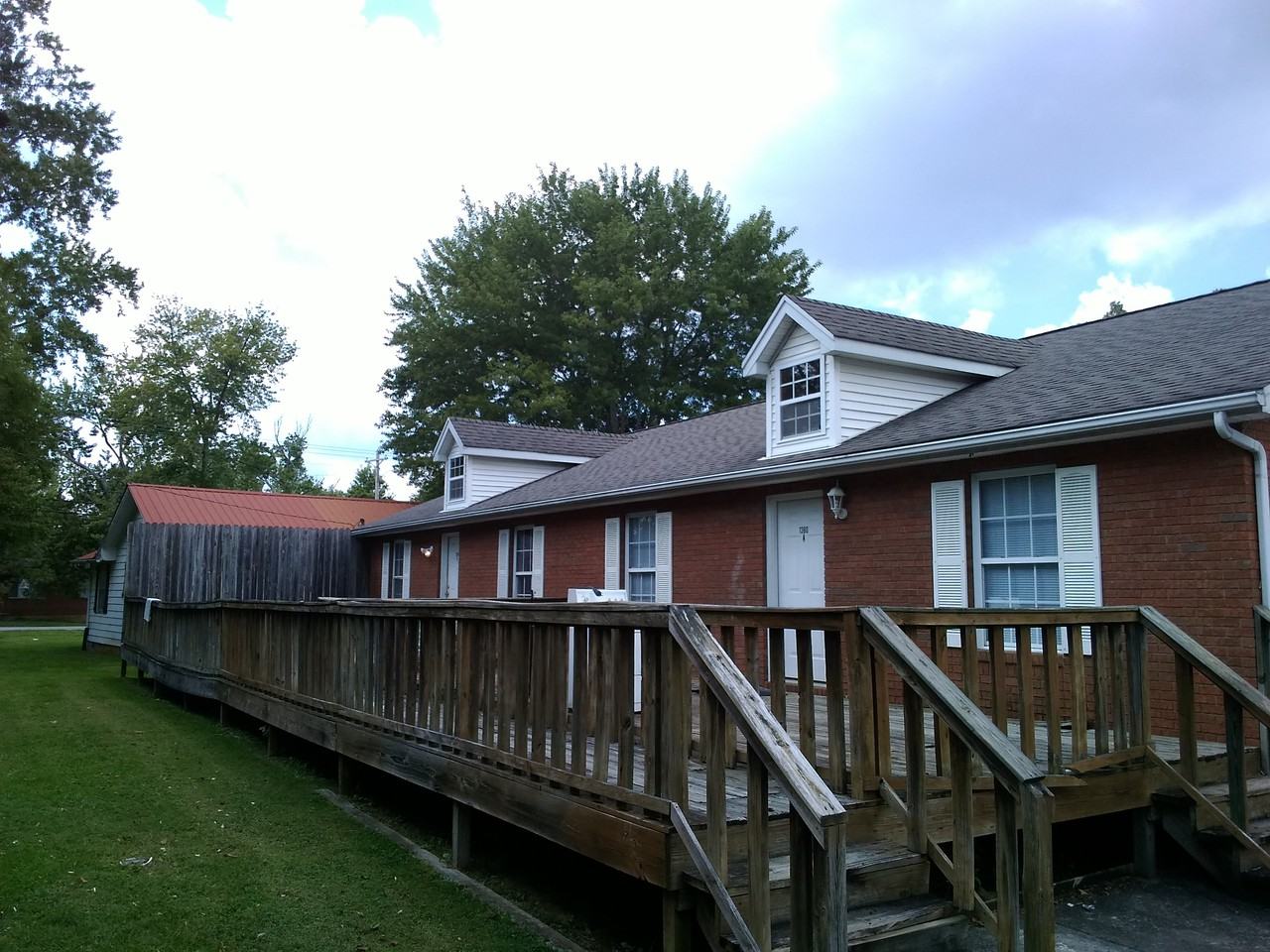 1360 Maddux Ave - Photo 2 of 8