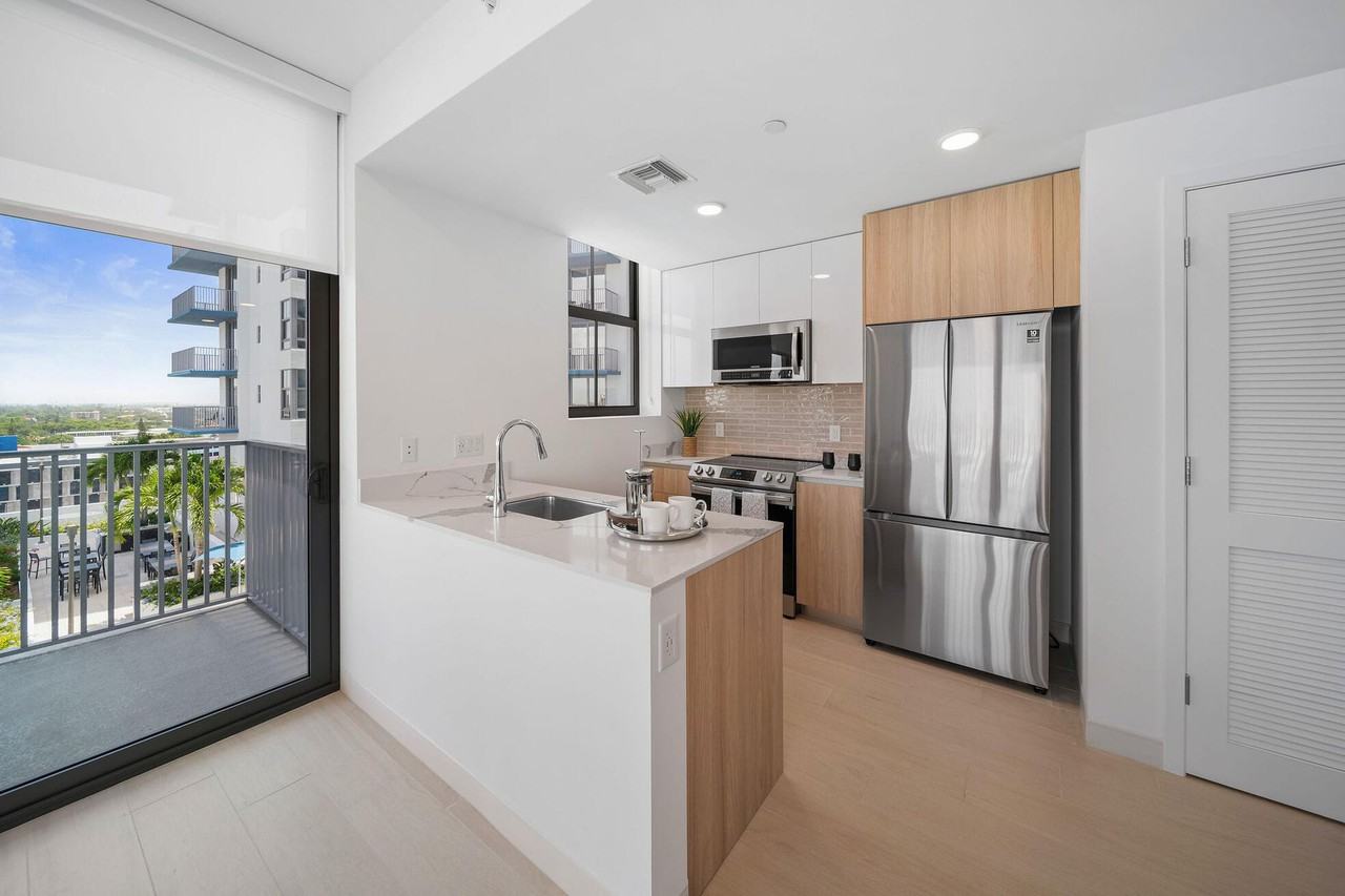 1902 Hollywood Blvd #602 - Photo 2 of 15