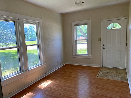 1016 W Jefferson St - Photo 6 of 8