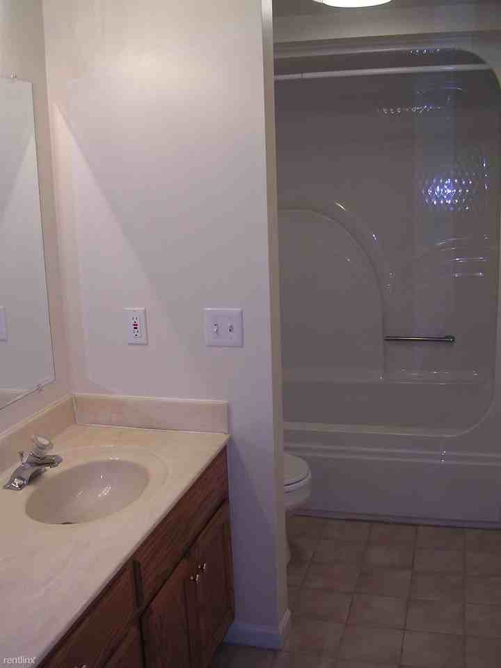 699 W Middle St - Photo 2 of 3