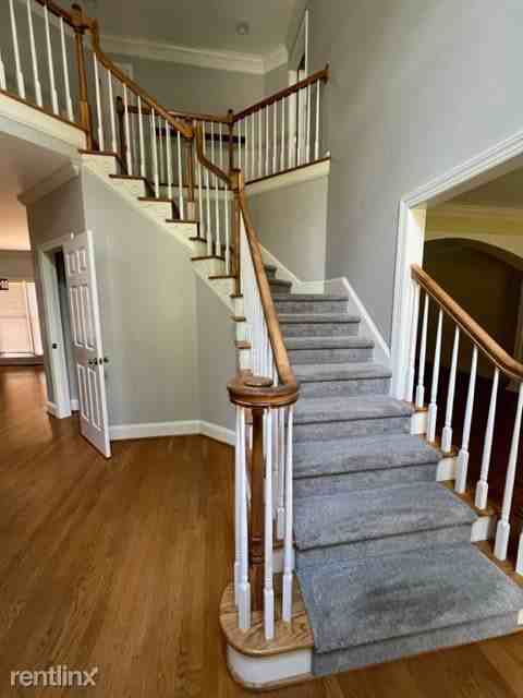 3207 Timberoak Ct - Photo 3 of 32