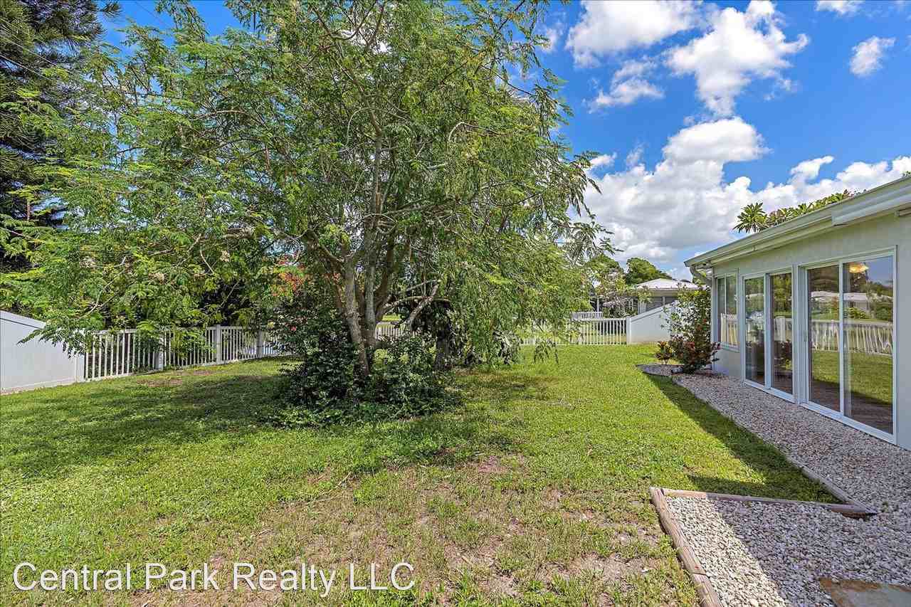 6630 Bowline Dr - Photo 3 of 29