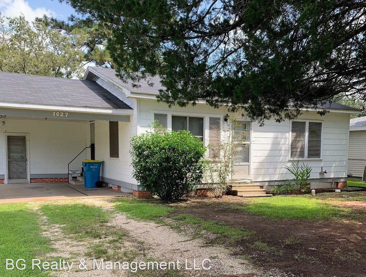 1027 Robin St - Photo 2 of 23