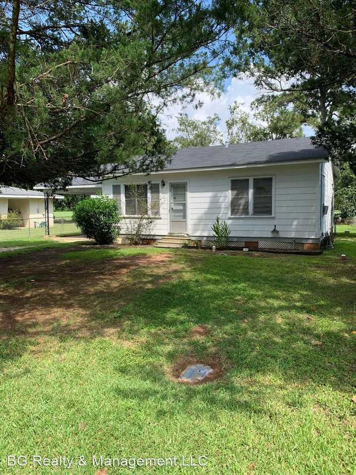 1027 Robin St - Photo 3 of 23