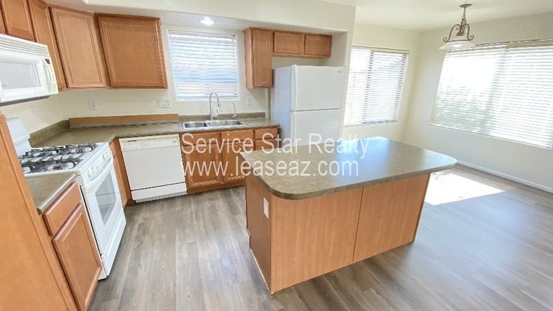 7805 S 46th Dr - Photo 3 of 34