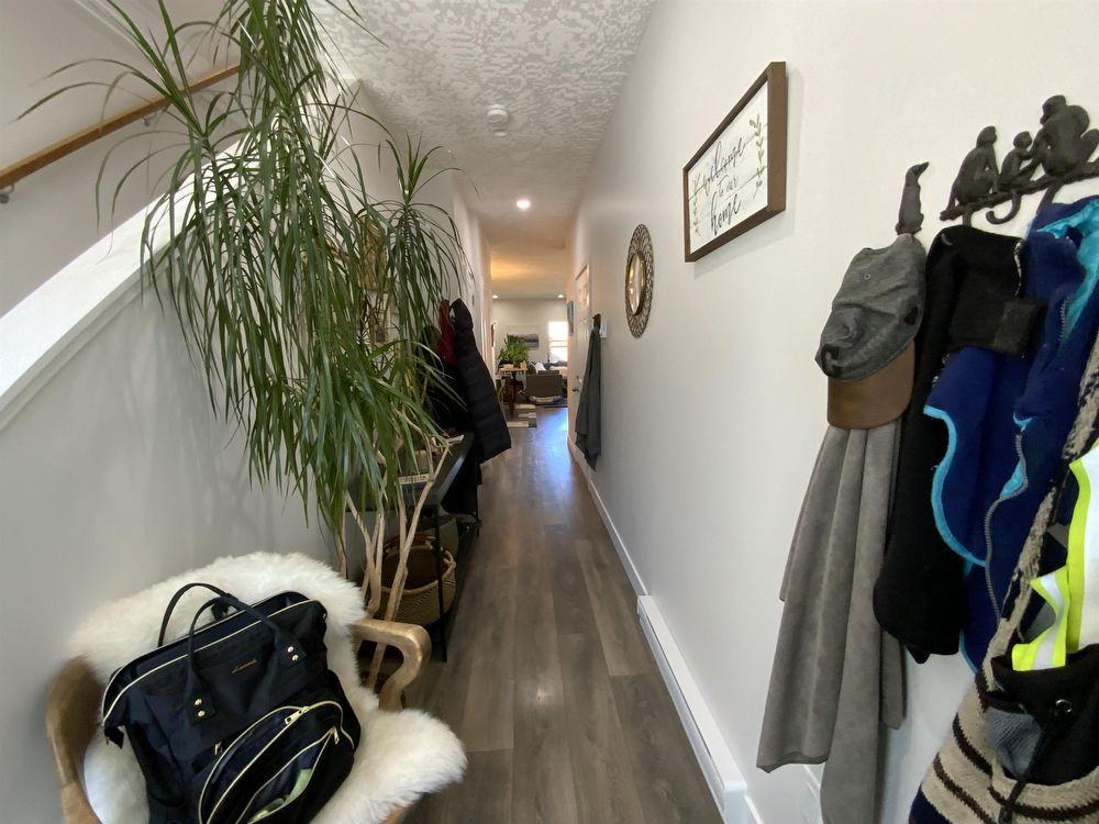 2260 Maple Ave N - Photo 3 of 24