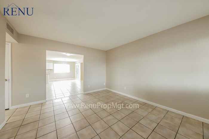 116 W Kerry Ln - Photo 3 of 18