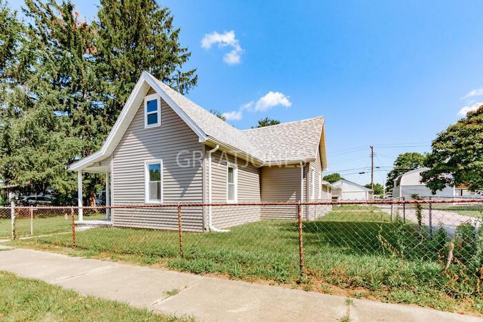 516 W Green St - Photo 3 of 18