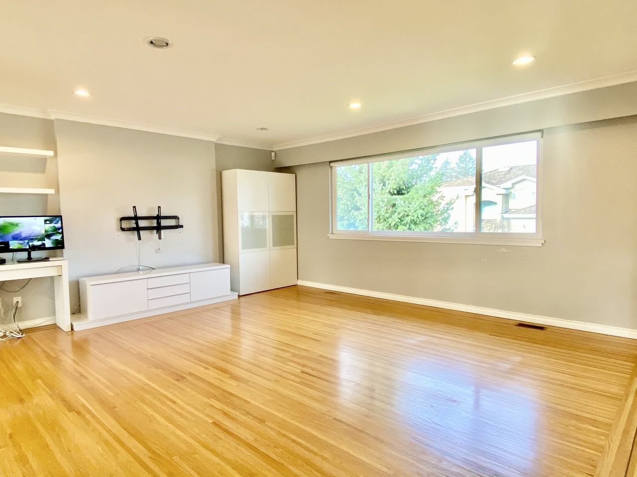 10200 Aintree Crescent - Photo 2 of 25