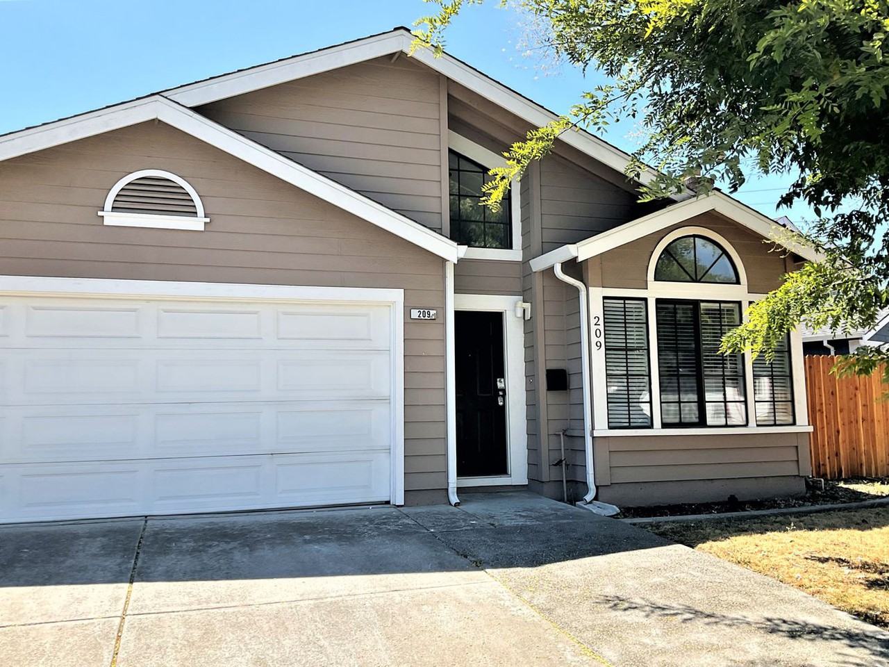 209 Sunfish Ct - Photo 2 of 15