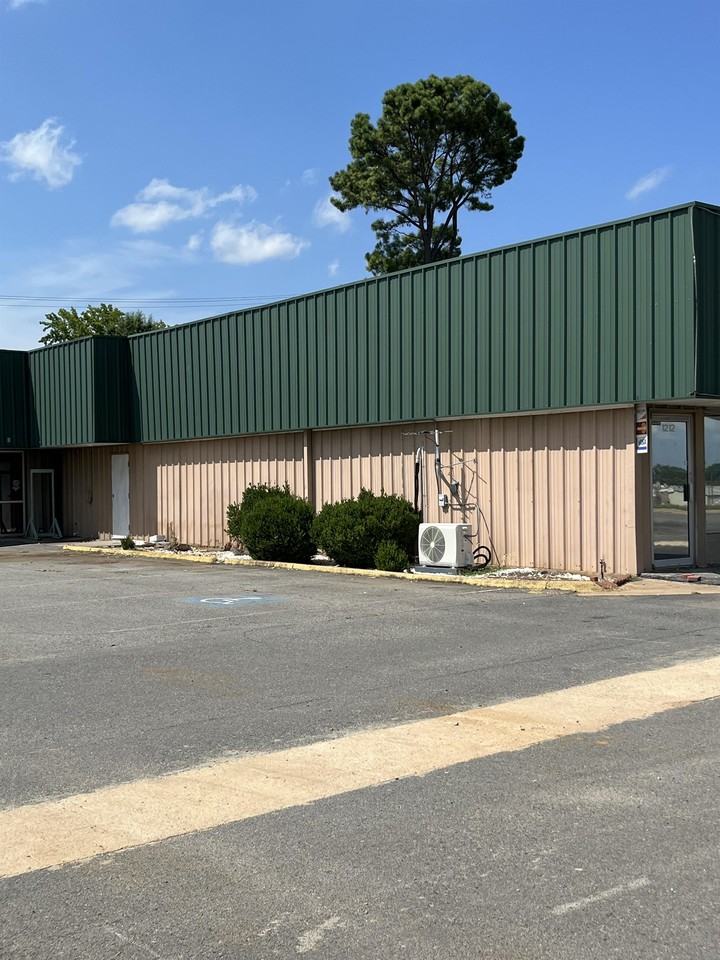 1212 John Harden Drive - Photo 3 of 8