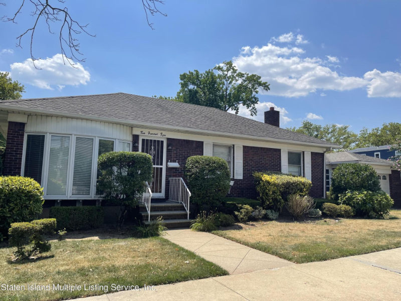 250 Lincoln Ave - Photo 2 of 9