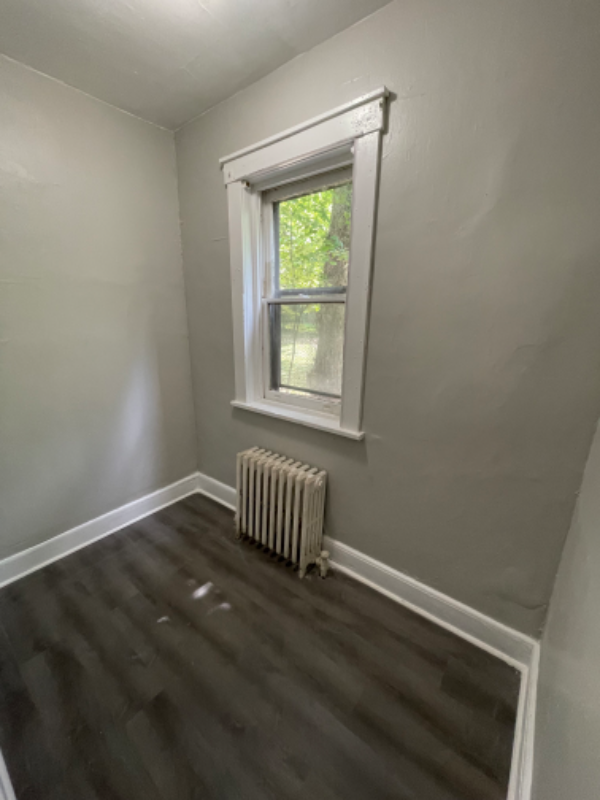 586 Rutherford Ave - Photo 2 of 5