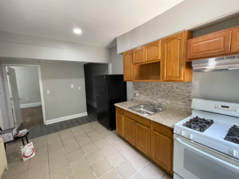 586 Rutherford Ave - Photo 3 of 5