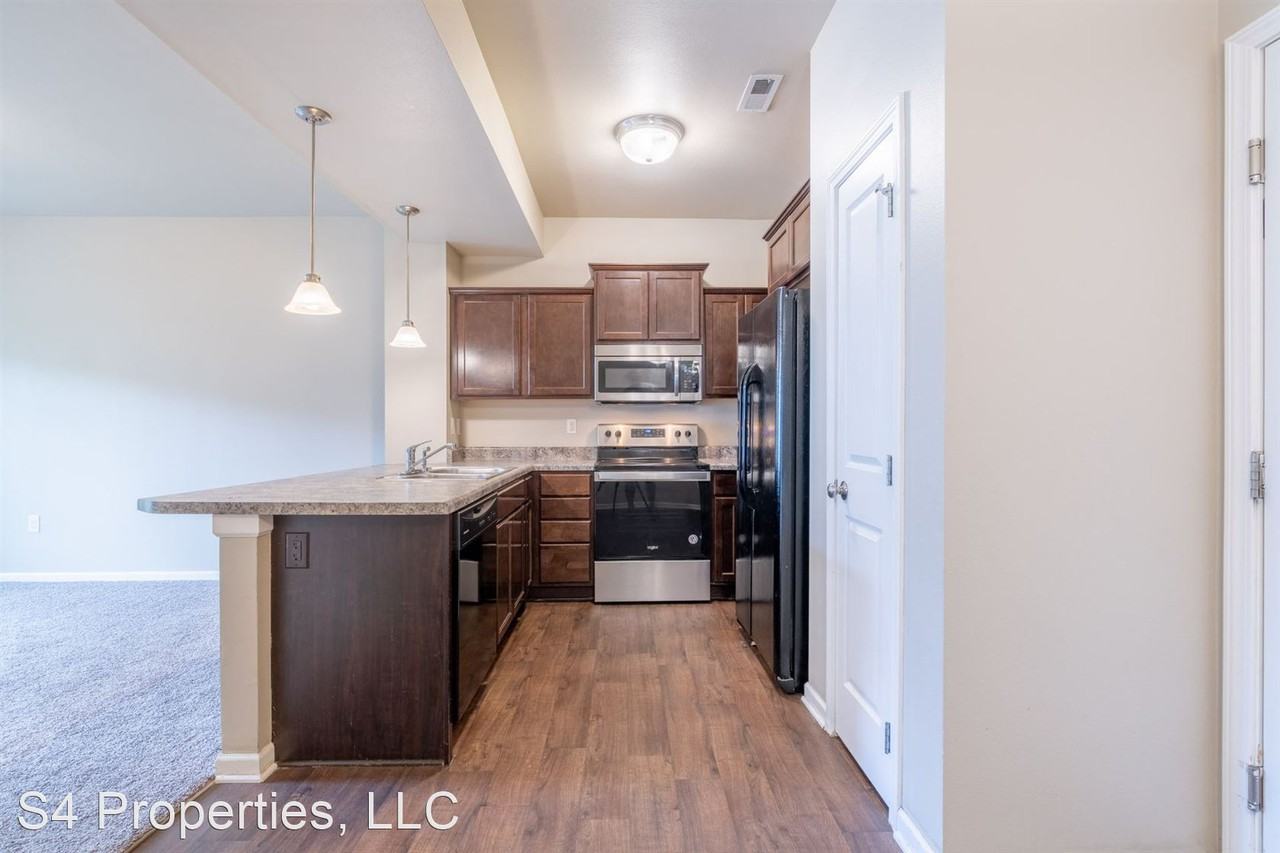 Beautiful 3 Bedroom 2.5 Bathroom Townhouse for RENT! - Photo 2 of 13