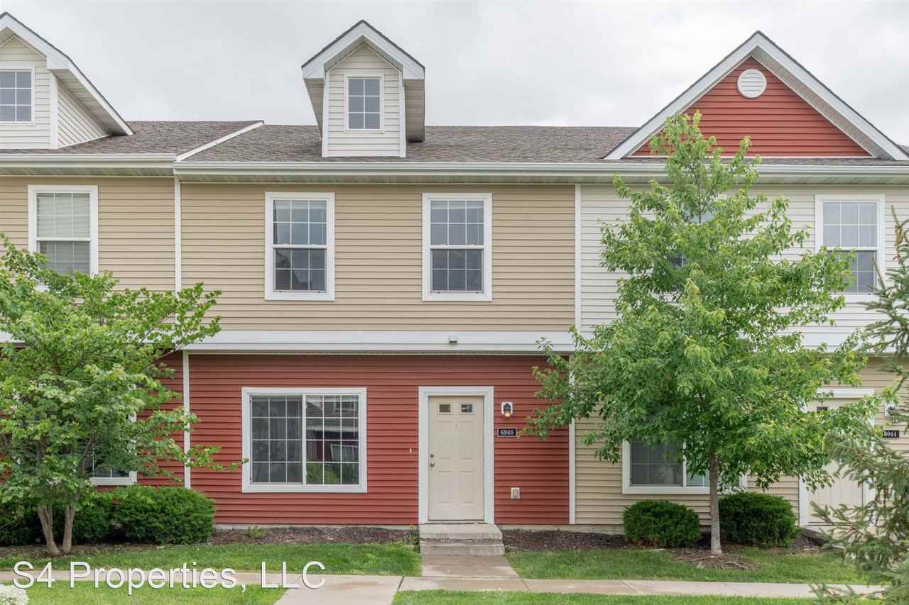 Beautiful 3 Bedroom 2.5 Bathroom Townhouse for RENT! - Photo 3 of 13
