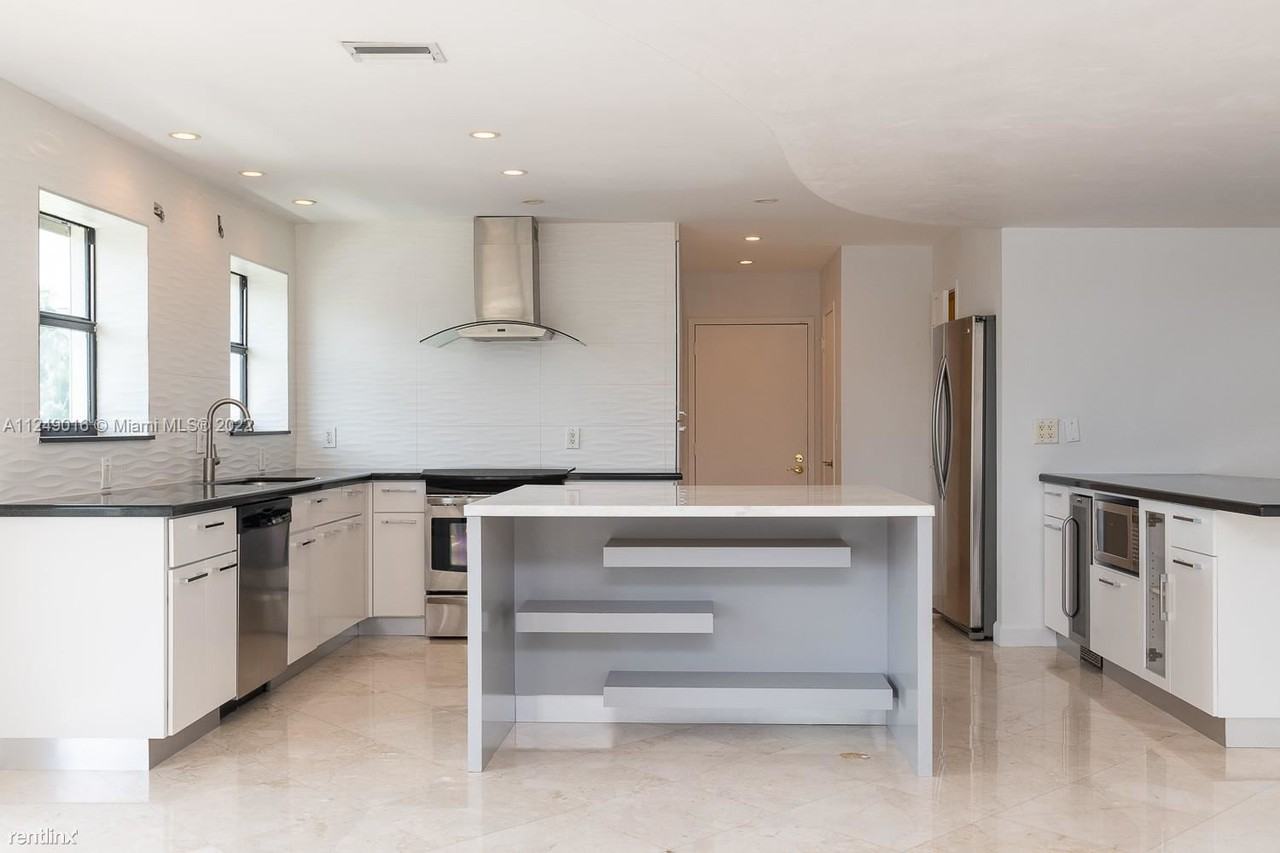 76 Isle Of Venice Dr #D - Photo 2 of 13