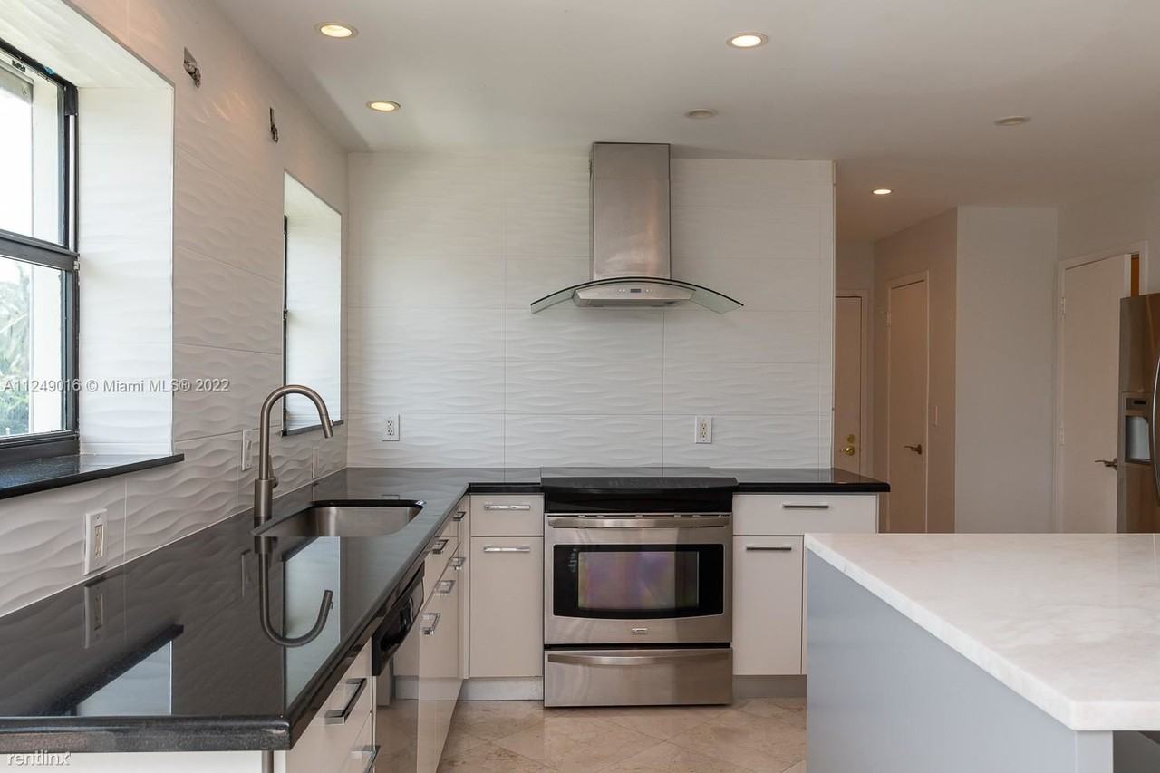 76 Isle Of Venice Dr #D - Photo 3 of 13