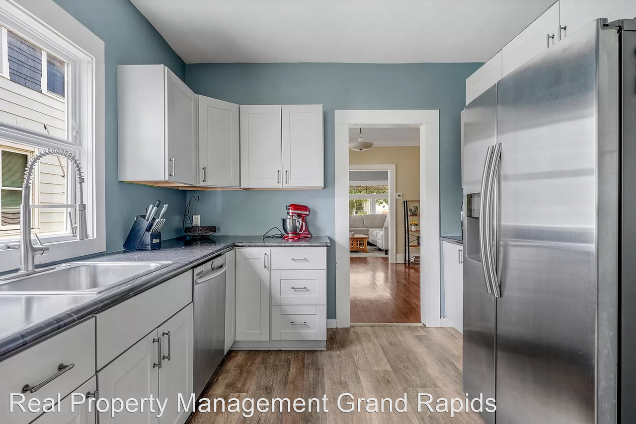 1030 Pine Ave Nw - Photo 2 of 20