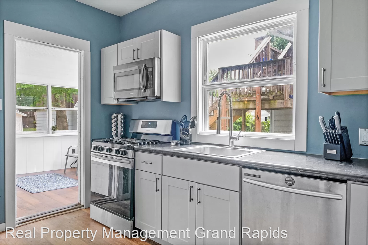 1030 Pine Ave Nw - Photo 3 of 20