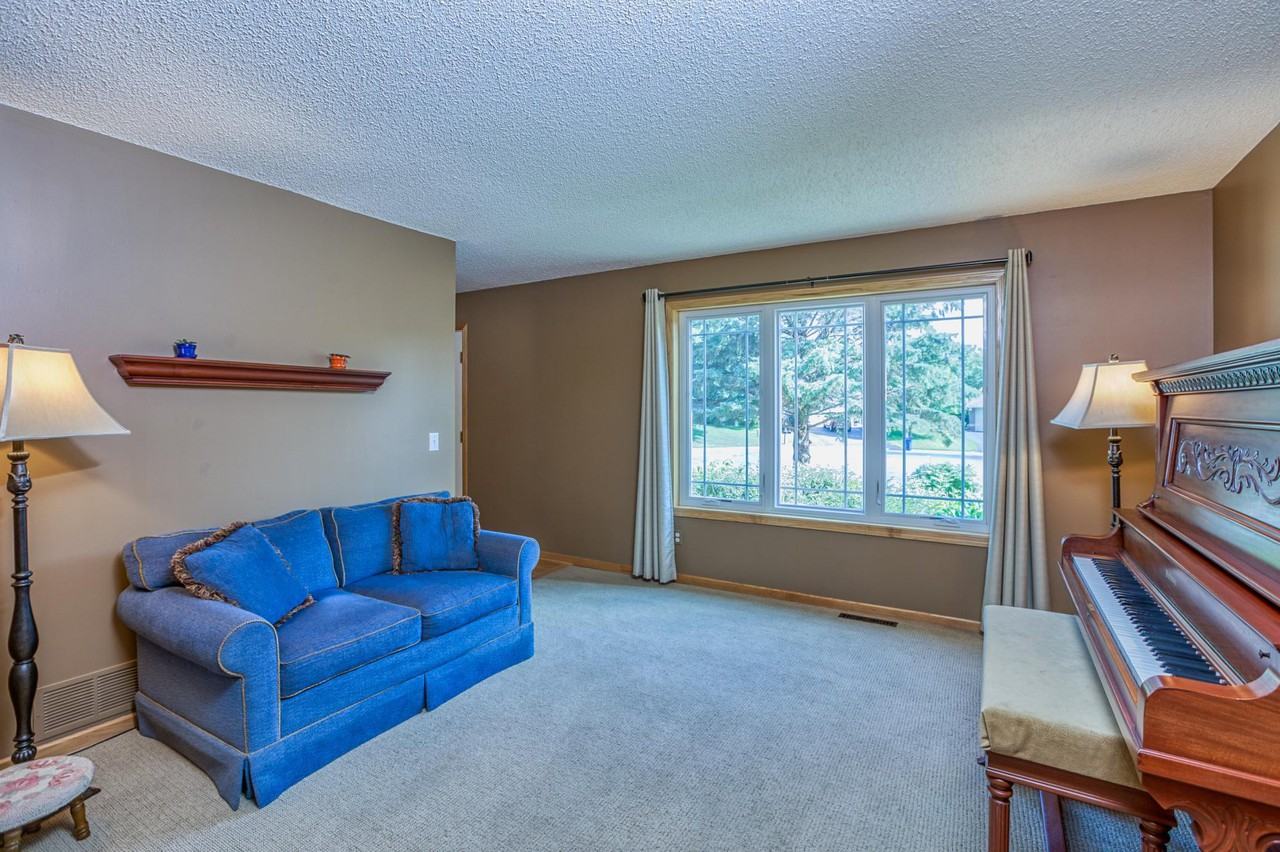 5049 Credit River Drive - Photo 3 of 24