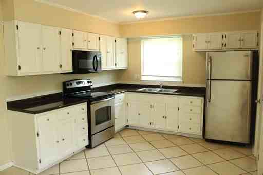 1000 Treadway Ct - Photo 3 of 11