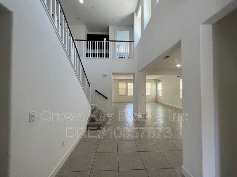 976 S Vecindad St - Photo 2 of 36