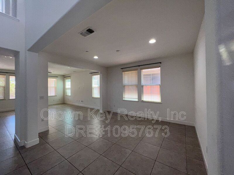 976 S Vecindad St - Photo 3 of 36