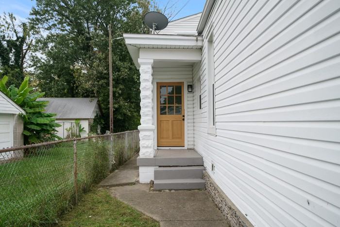 626 E Hill St - Photo 3 of 42