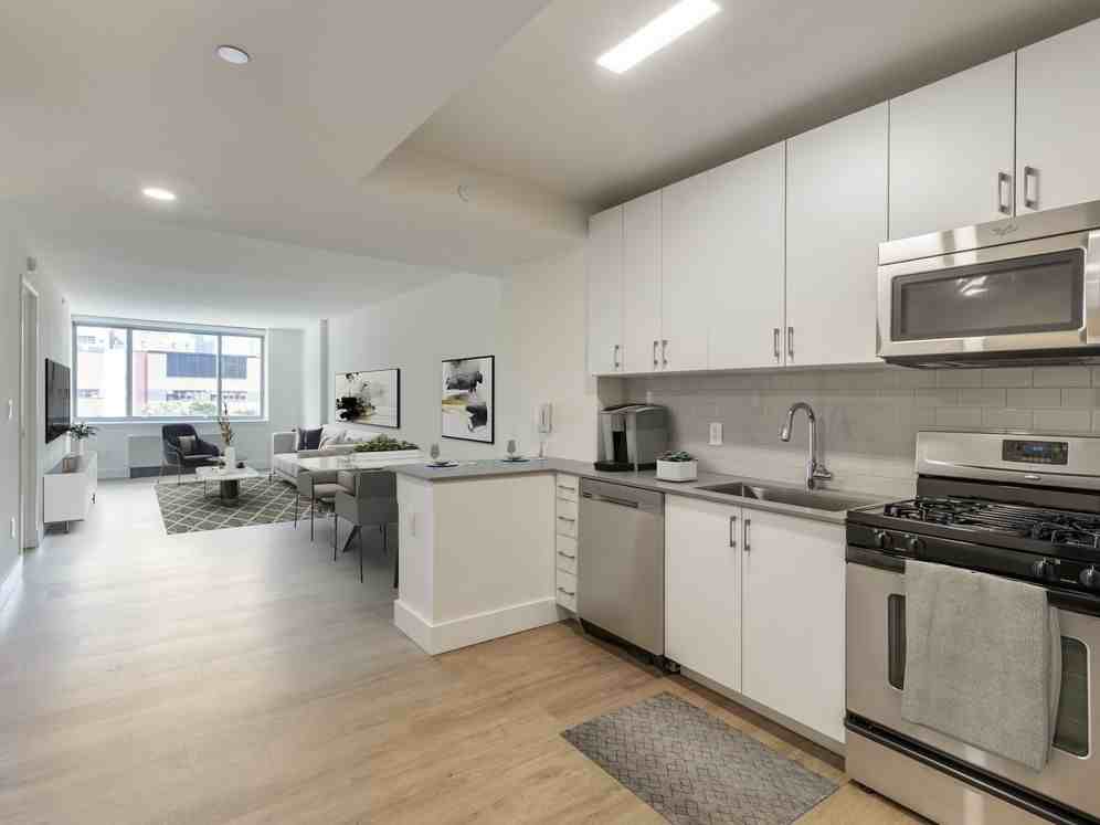 Avalon Clinton - Photo 3 of 33