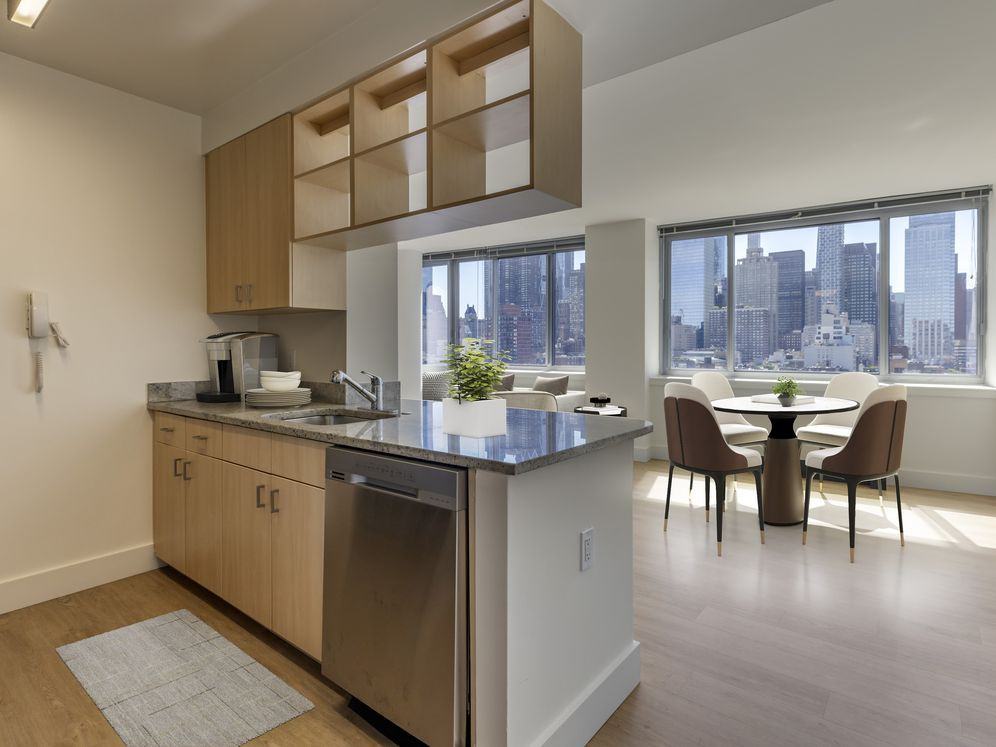 Avalon Clinton - Photo 7 of 33