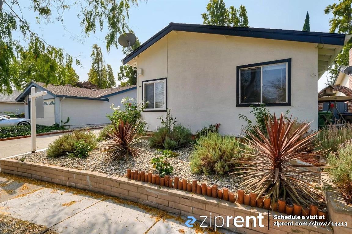 32575 Lake Bridgeport St - Photo 2 of 13