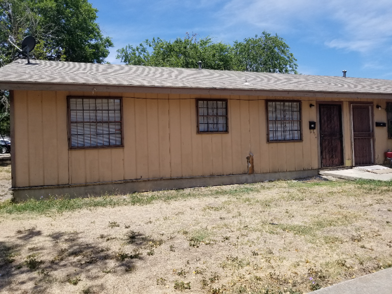 210 Bexar Dr - Photo 2 of 2