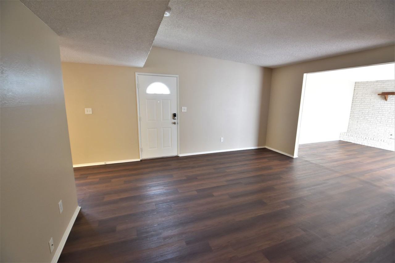 2263 Finch Ln - Photo 2 of 14
