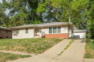featured image of 3934 Oakshire Rd