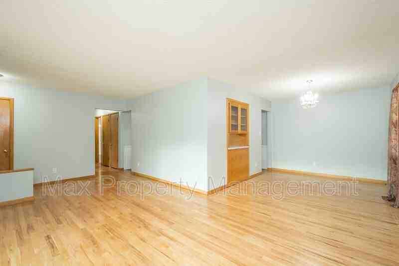 3934 Oakshire Rd - Photo 4 of 21