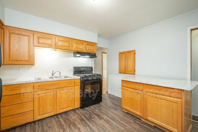3934 Oakshire Rd - Photo 6 of 21