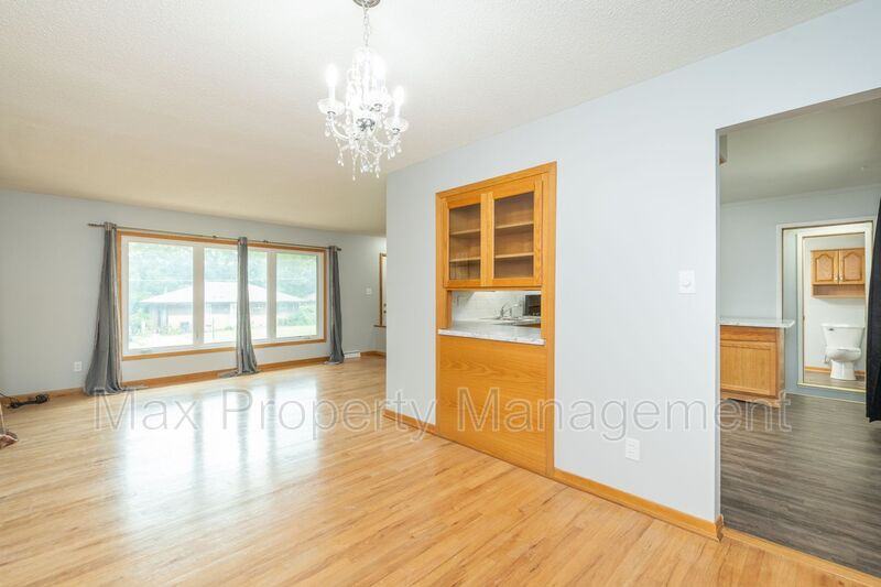 3934 Oakshire Rd - Photo 7 of 21
