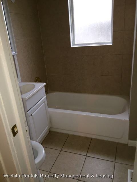 1126 W Dayton Ave - Photo 3 of 9